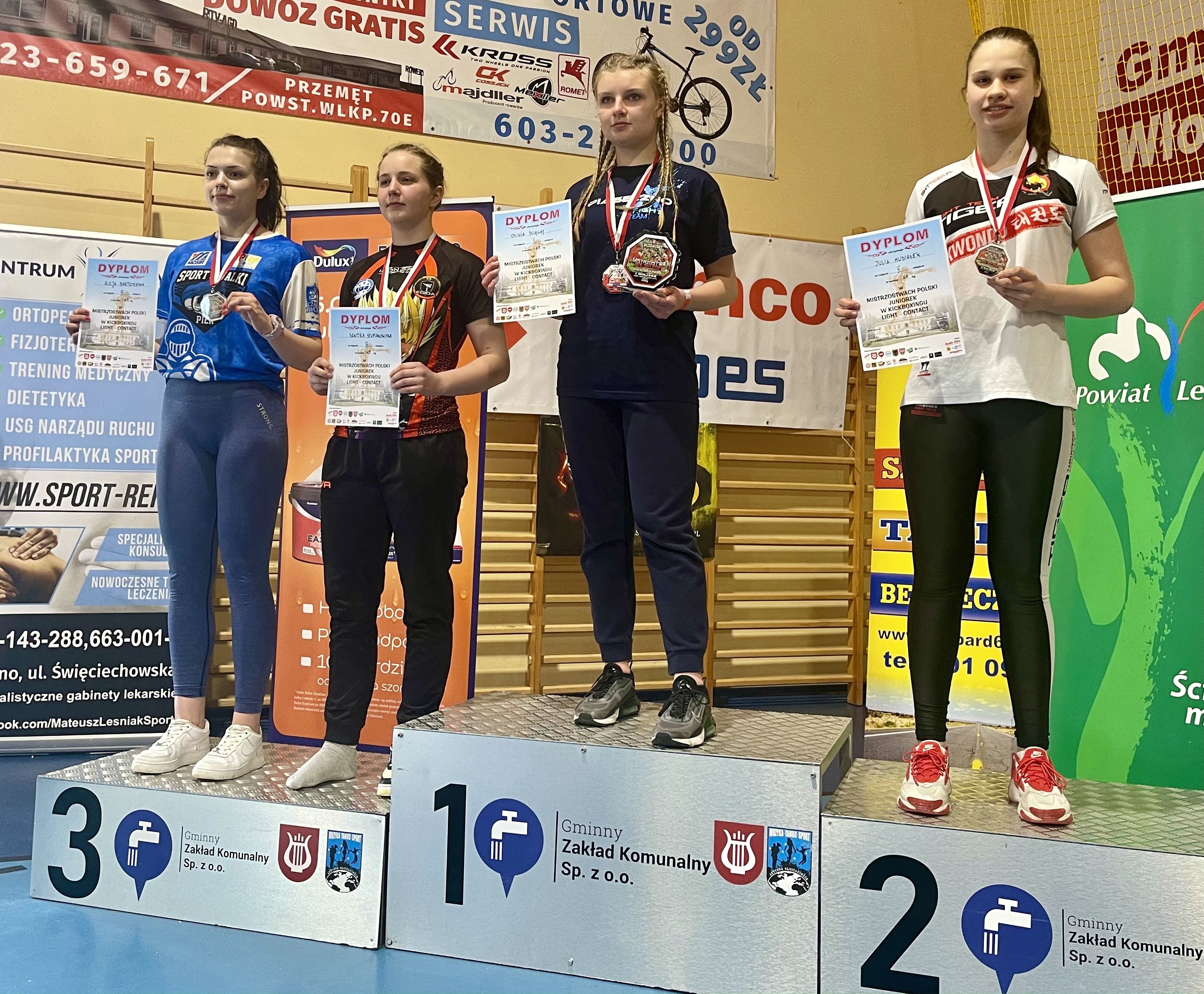 zdjecie przedstawia zawodniczki na podium z pucharami