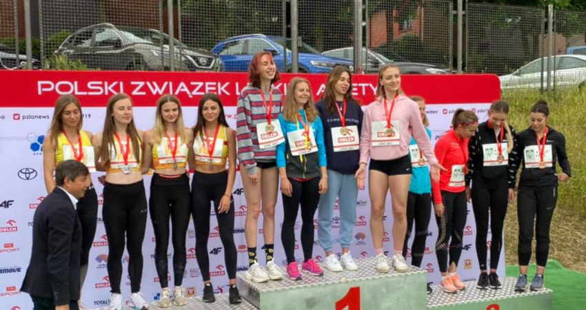 Laureatki mistrzostw na podium z medalami