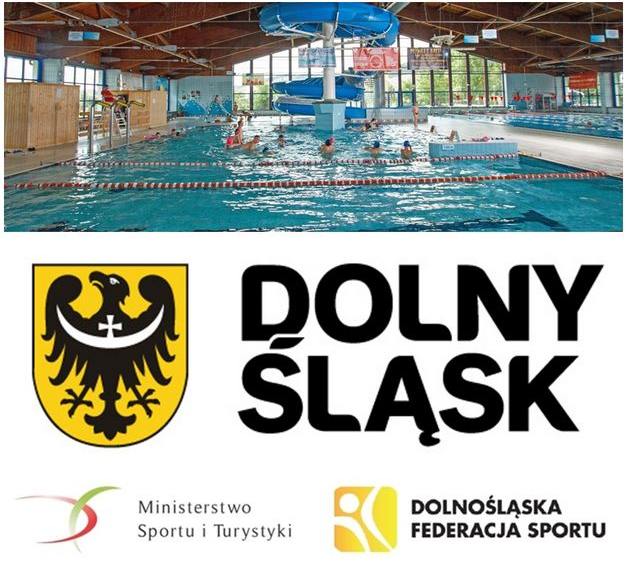 basen odkryty z ludzmi, na dole logotyp dolnośląskiej federacji sportu