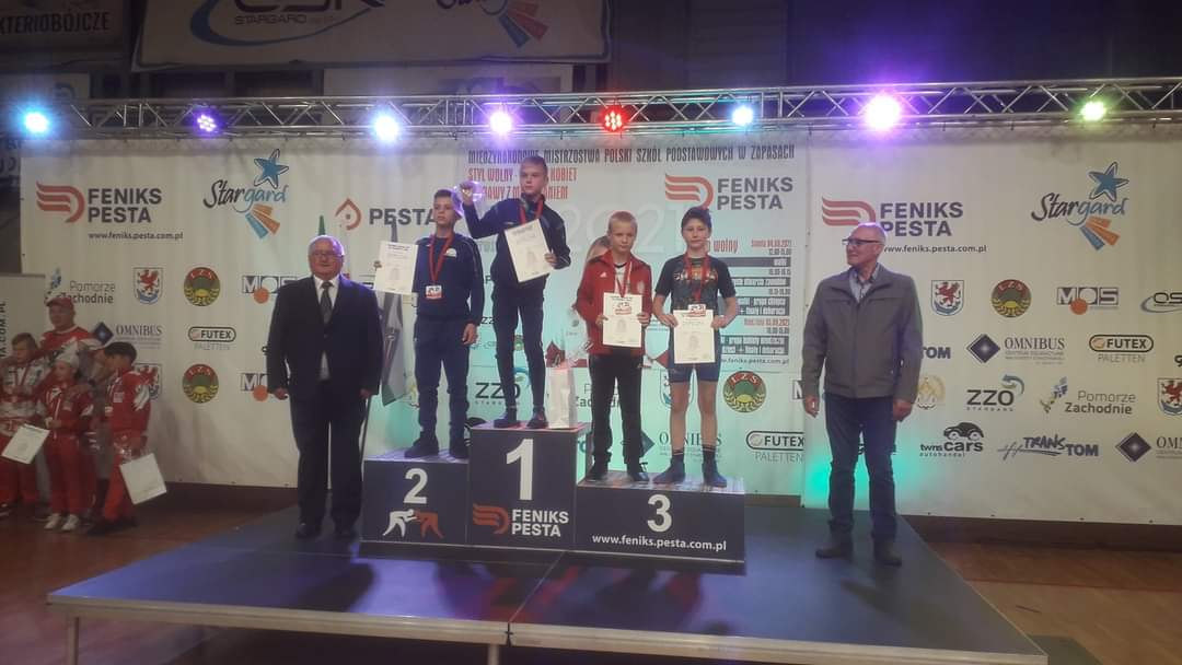 Laureaci na podium z medalami i dyplomami