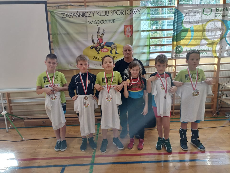 Drużyna IRON BULLS z pamiątkowymi koszulkami i medalami z trenerem