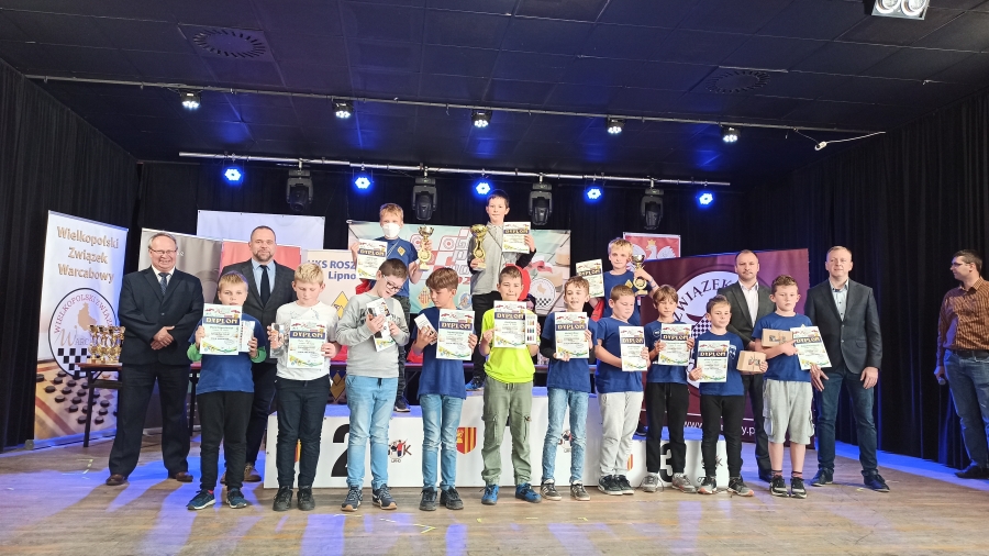 Laureaci Grand Prix Polski 2021 w warcabach 100-polowych z pamiątkowymi pucharami, mrdalami i dyplomami