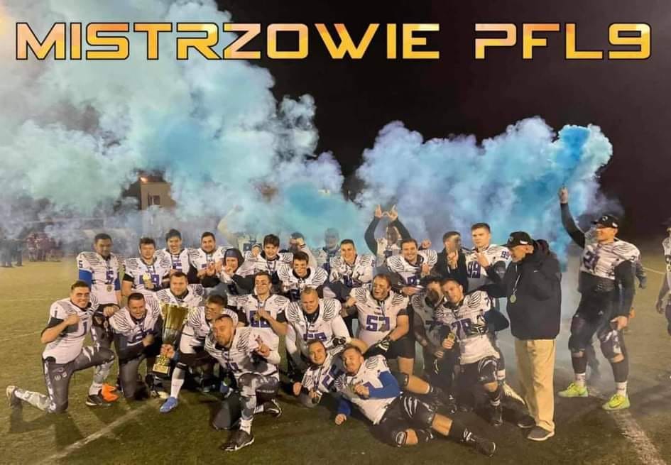 Zawodnicy OWLS Bielawa ze zwycięskim trofeum