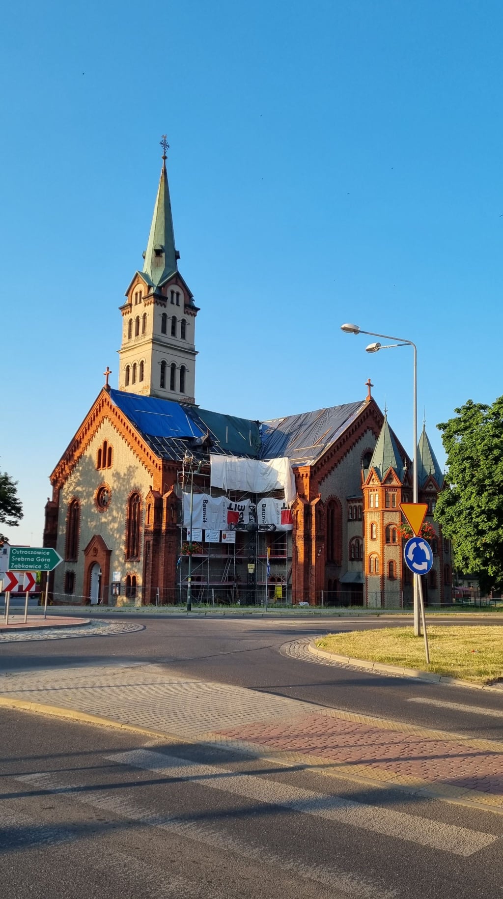 Kościół pw. Bożego Ciała w stylu barkowym na pl. Kościelnym w Bielawie