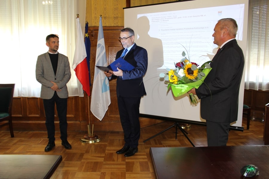 Na zdęciu: nowy Dyrektor MOKiS-u Pan Paweł Brzozowski, Zastępca Burmistrza - Aleksander Siódmak oraz Przewodniczący RM - Ryszard Dźwiniel