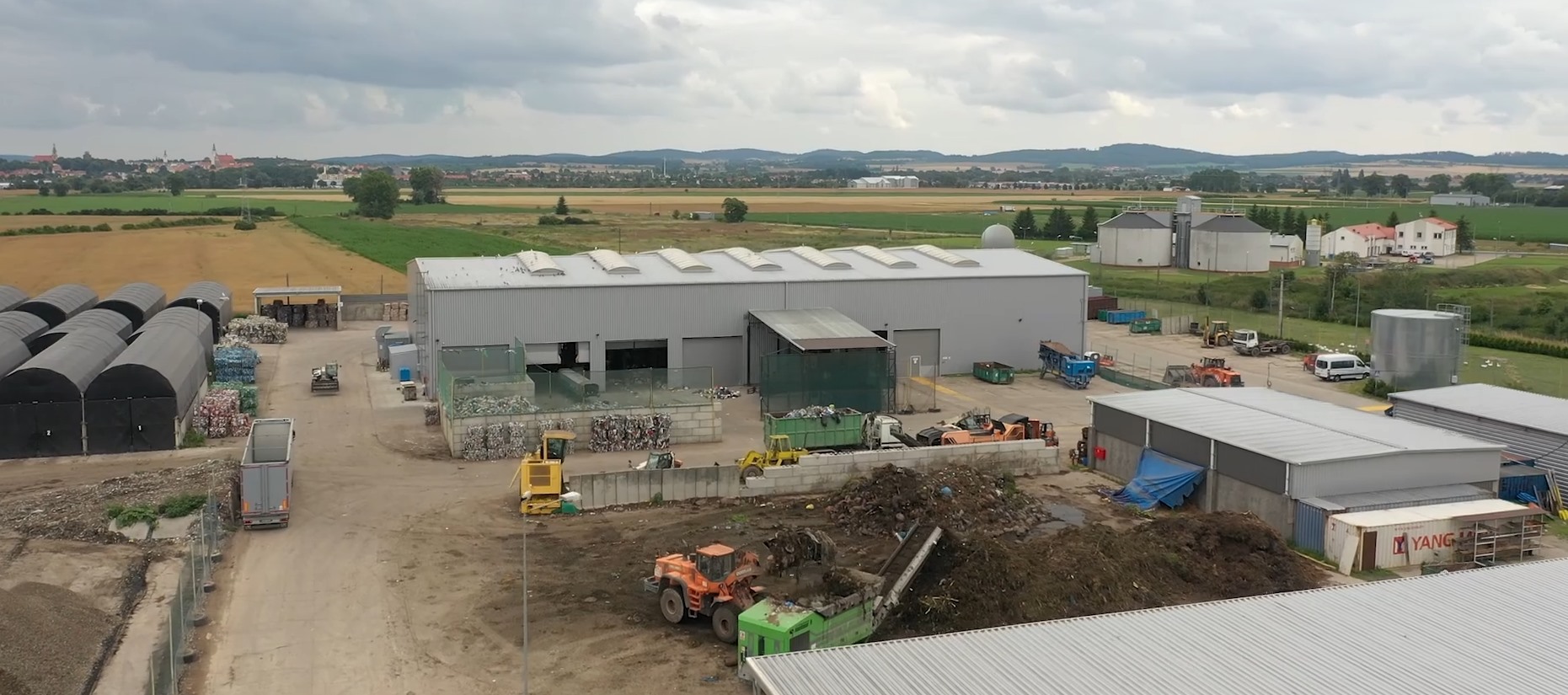 Panorama bielawy, na pierwszym planie ekologiczne centrum odzysku