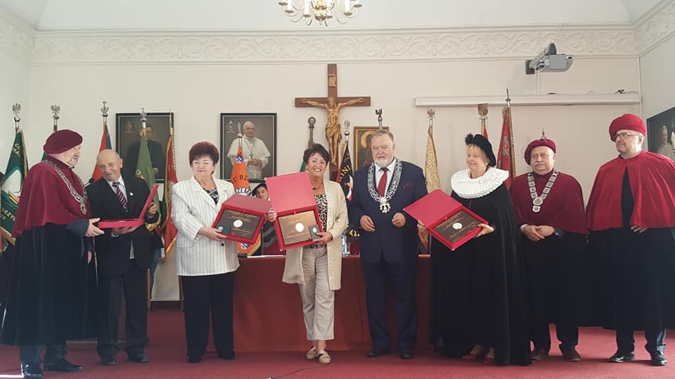 Odznaczeni rzemieślnicy z pamiątkowymi medalami