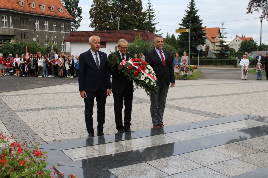 Przedstawiciele bielawskiego samorządu składają okolicznościowy wieniec przed obeliskiem na Placu Kombatantów