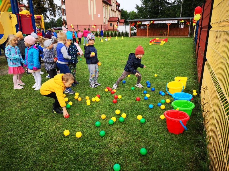 Przedszkolaki uczestniczą w zabawach na świeżym powietrzu