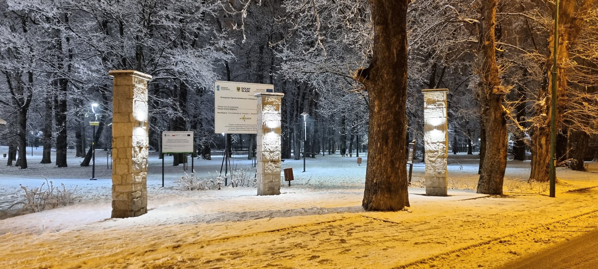 park miejski nocą - brama wejściowa