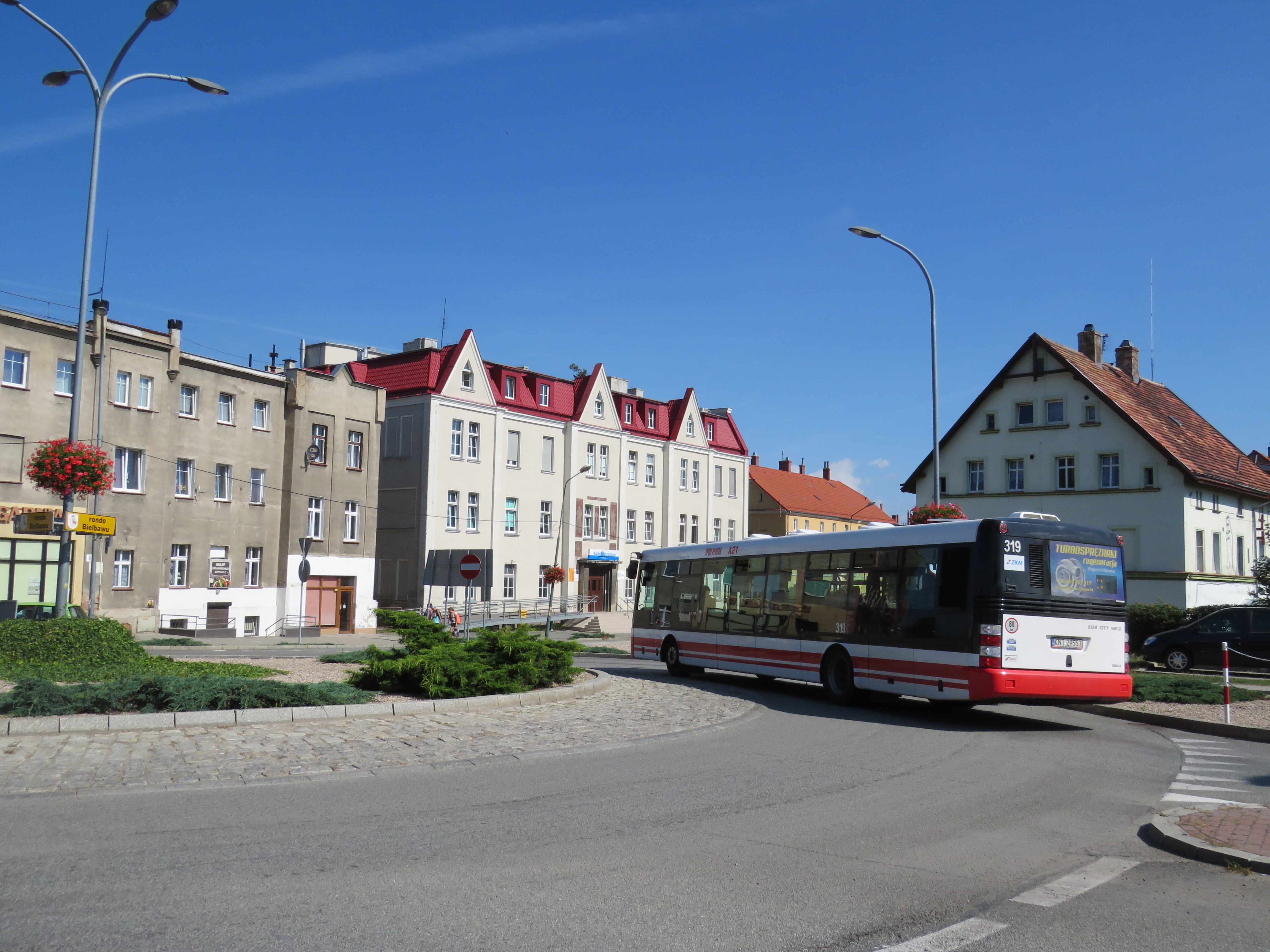 Autobus miejski na tle miasta Bielawa