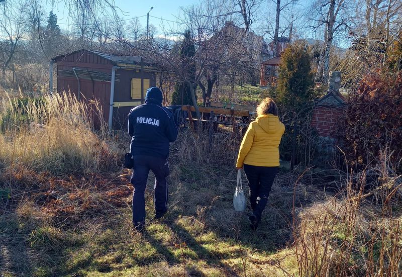 Funkcjonariusz Policji na terenie ogrodów działkowych