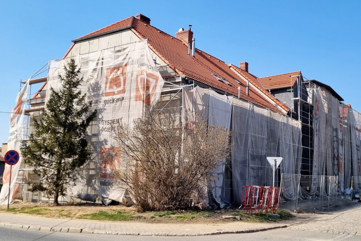 Budynek wielorodzinny, położony w Bielawie przy ul. Pocztowej 8 - 8 A.