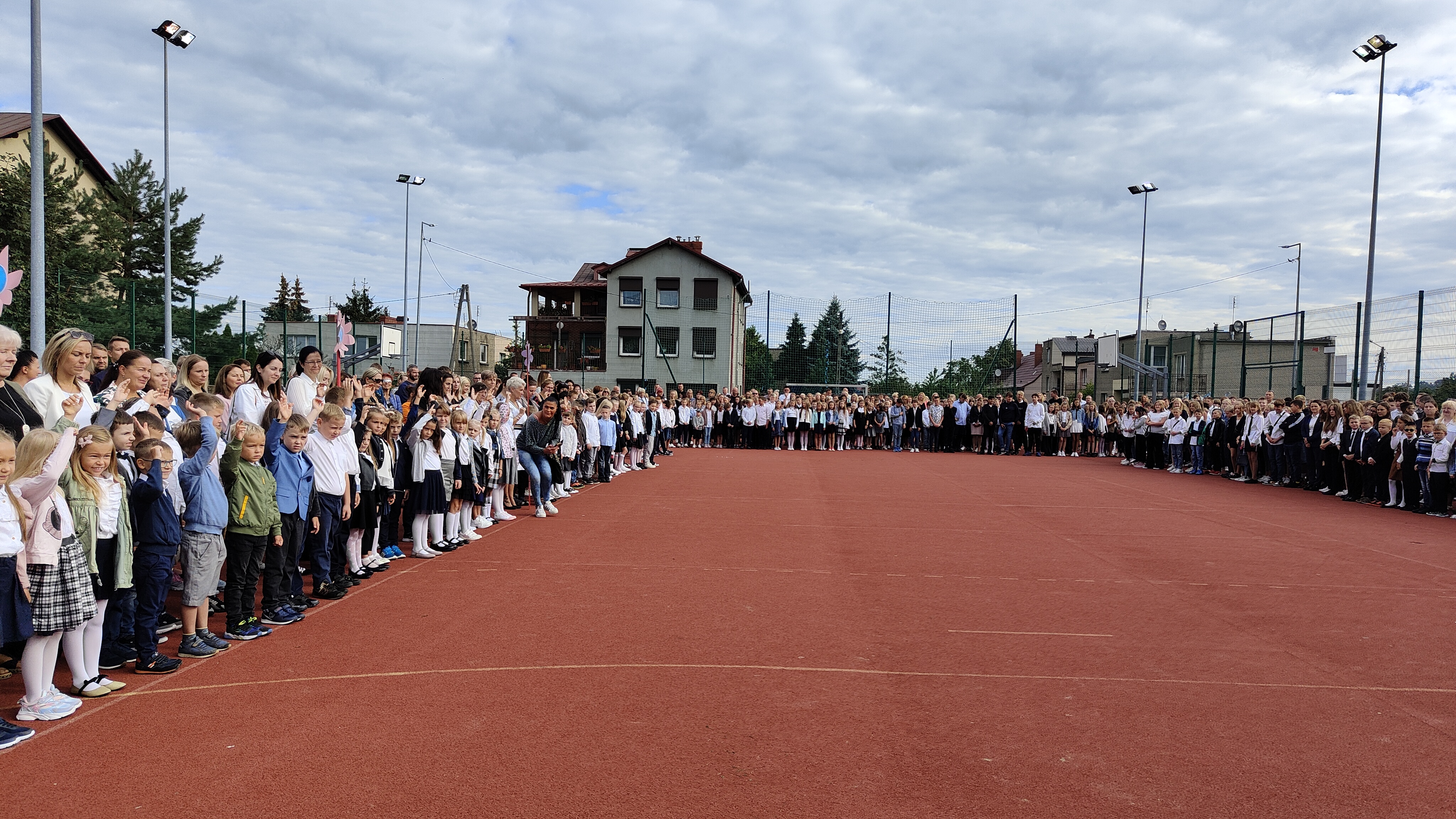 boisko szkolne z uczniami  - sp4