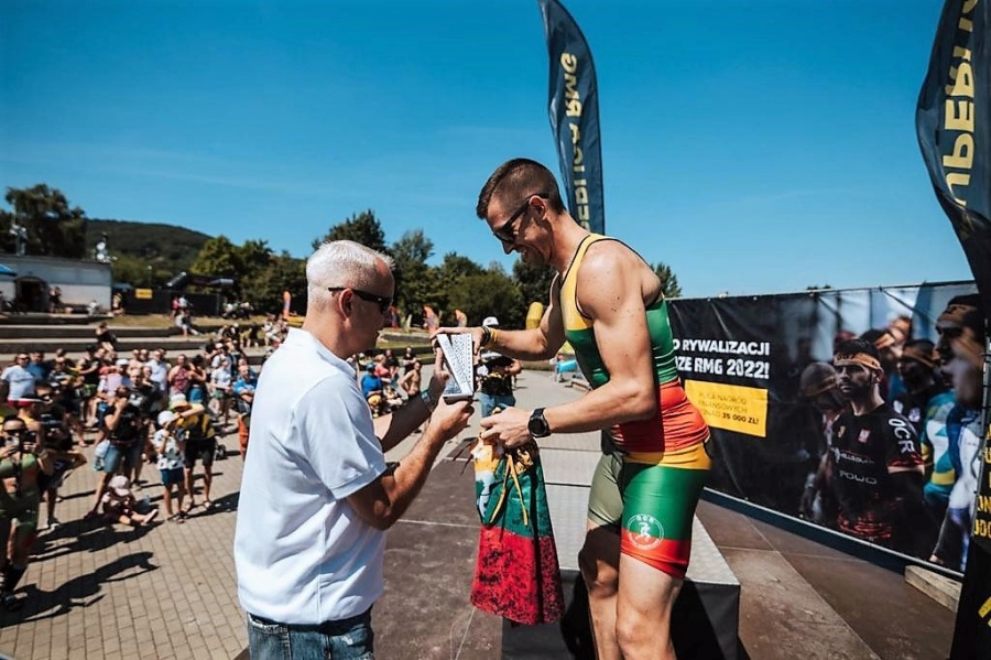 Runmagedon - jeden z laureatów odbiera pamiątkowe trofea z rąk burmistrza