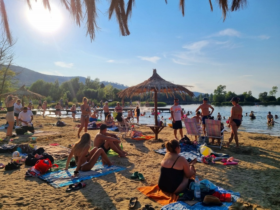 Parasole słoneczne na plaży nad Jeziorem Bielawskim