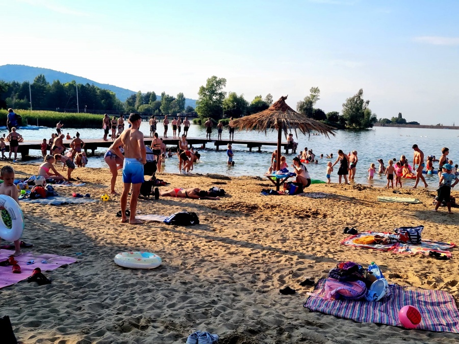 Parasole słoneczne na plaży nad Jeziorem Bielawskim