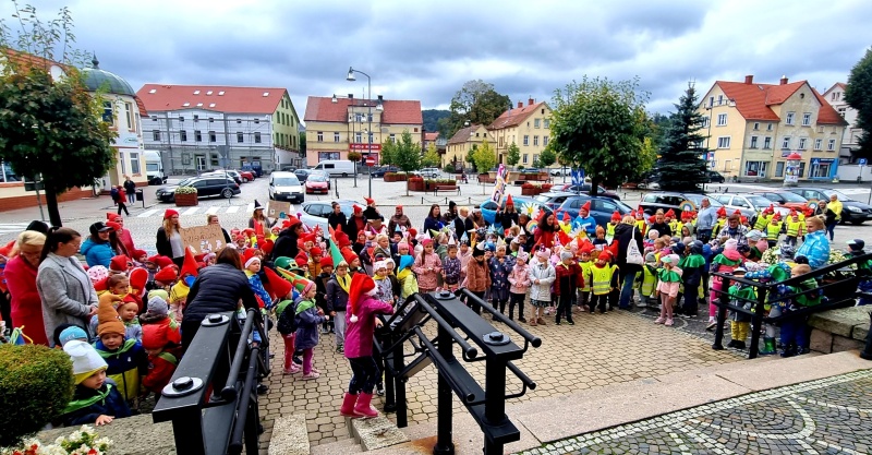 Manifa przedszkolaków przed bielawskim magistratem