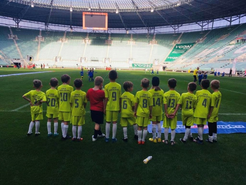 Zawodnicy UKS Siódemka Bielawa na Stadione Śląsk Wrocław