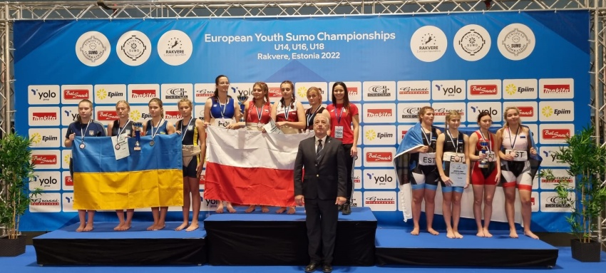 Laureaci sumo na podium z trofeami