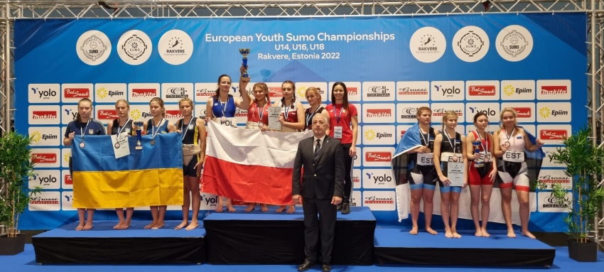 Laureaci sumo na podium z trofeami