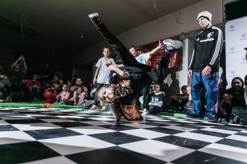 Tancerze prezentujący umiejętności break dance