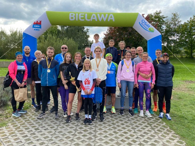 Laureaci Memoriału z pamiątkowymi pucharami i medalami