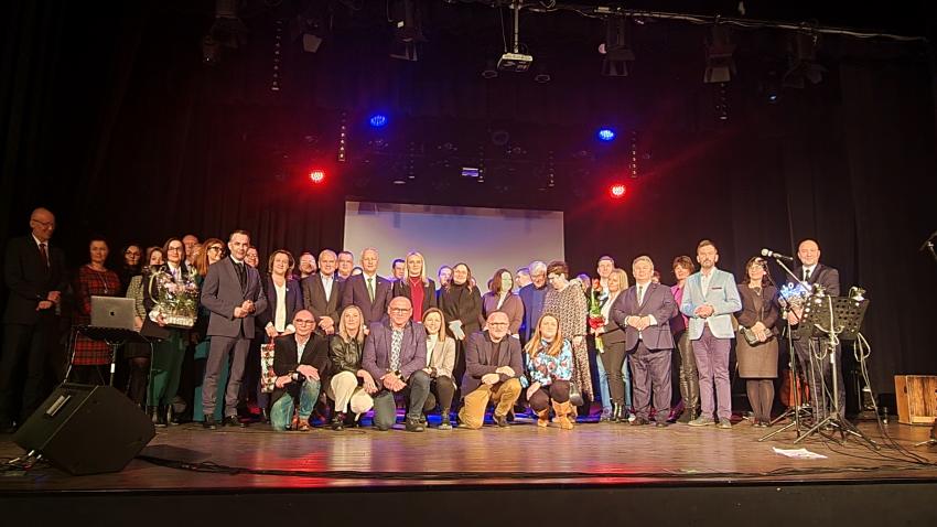 Uczestnicy jubileuszu w Kinoteatrze MOKiS