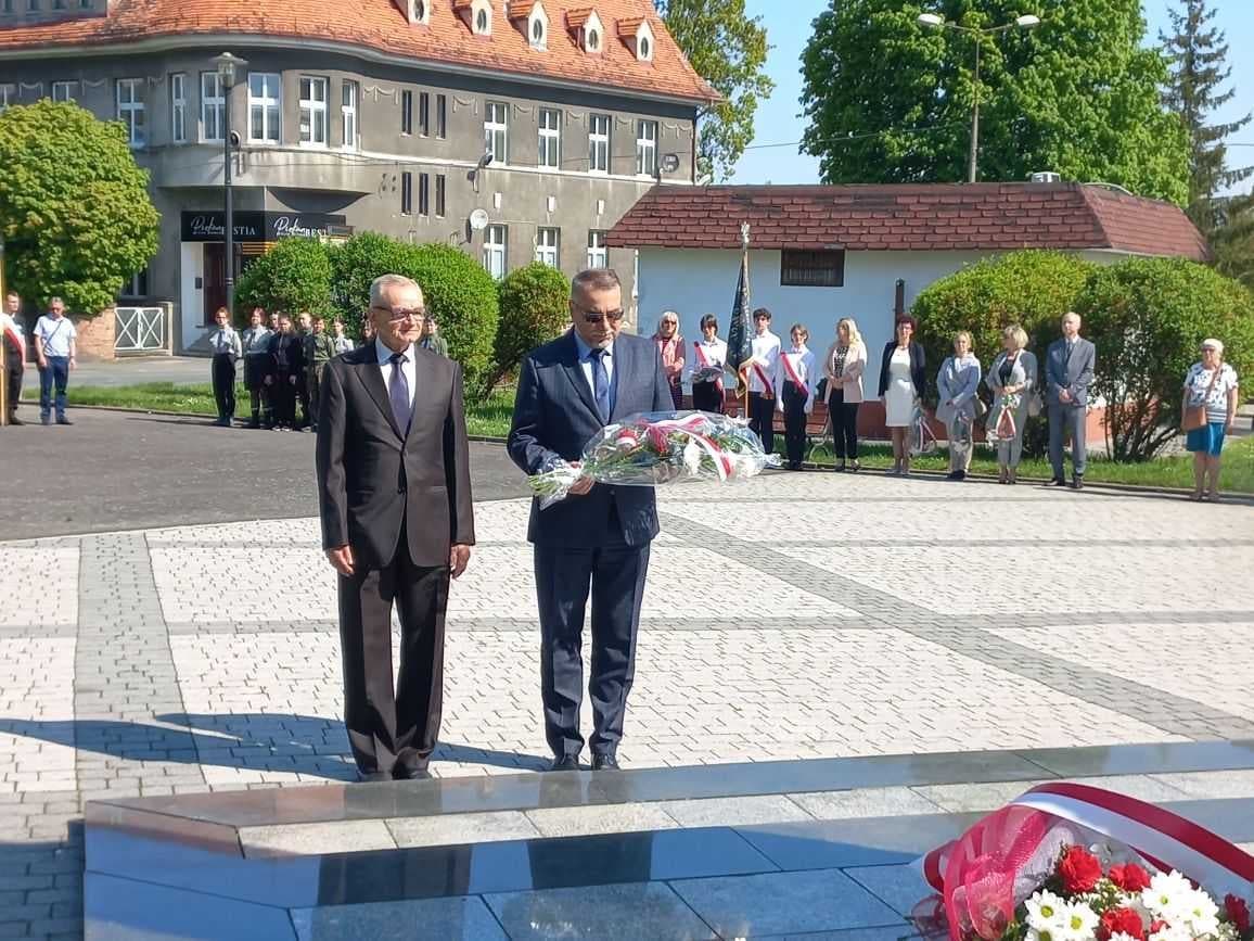 Przedstawiciele władz samorządowych Bielawy składają na obelisku okolicznościowy bukiet