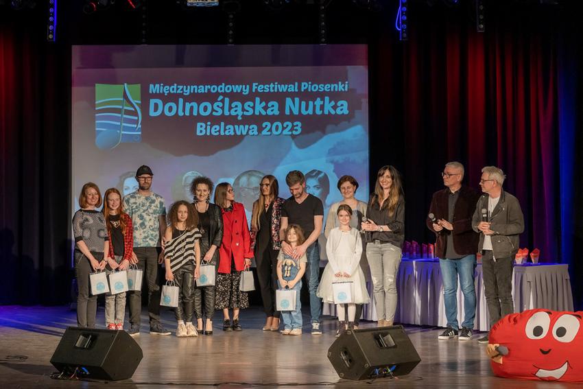 Laureaci tegorocznej edycji "Dolnośląskiej Nutki" na scenie bielawskiego MOKiS-u