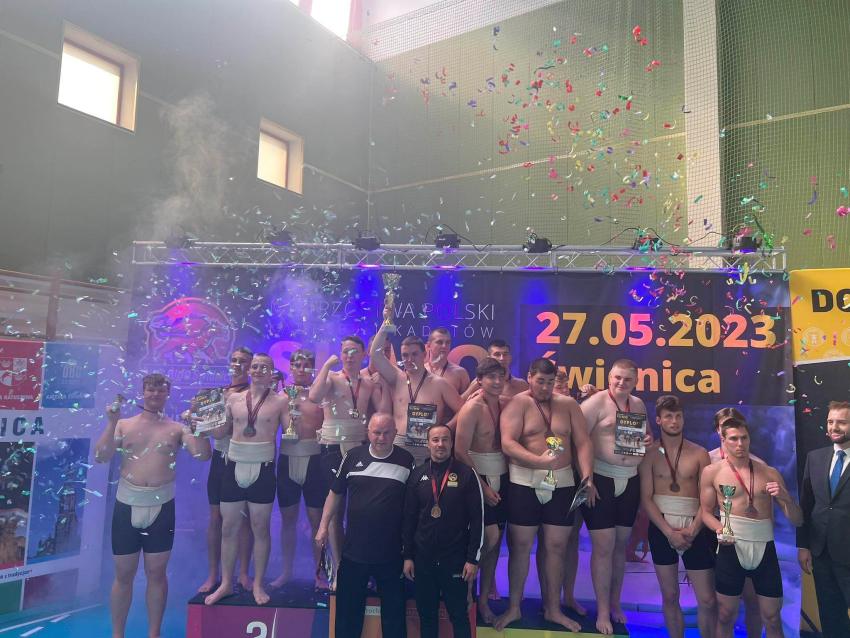 Zawodnicy IRON BULLS ze złotymi medalami, pucharami i dyplomami