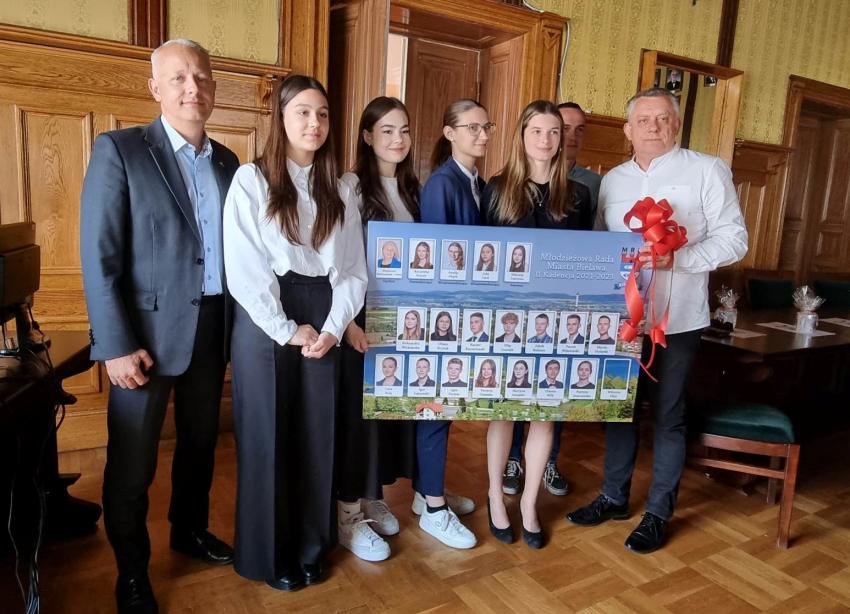 Przedstawiciele Młodzieżowej rady Miejskiej i bielawskiego samorządu