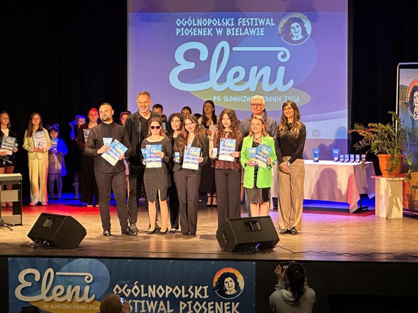 Laureaci festiwalu na scenie razem z Eleni