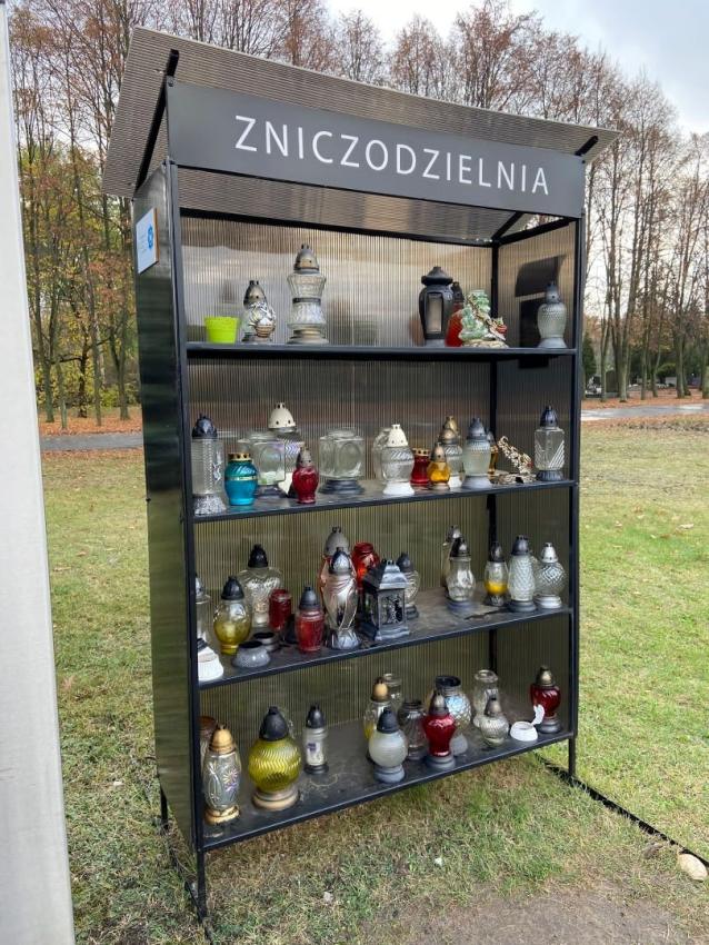 Zniczodzielnia - regał ze zniczami