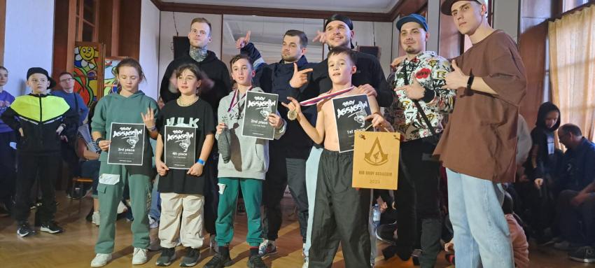 Zawodnicy BWA Breakers ze zwycięskimi trofeami