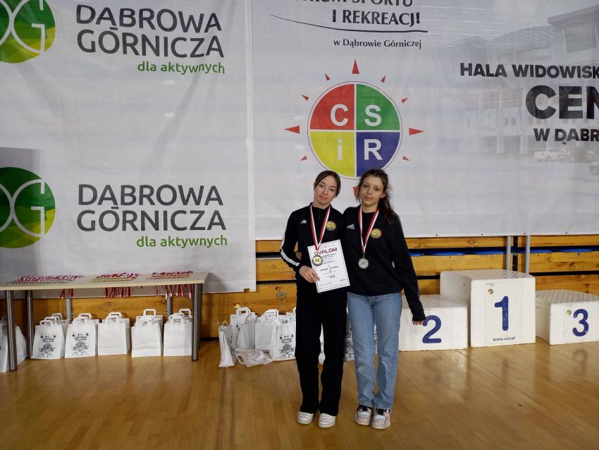 Laureatki turnieju z pamiątkowymi medalami i dyplomami