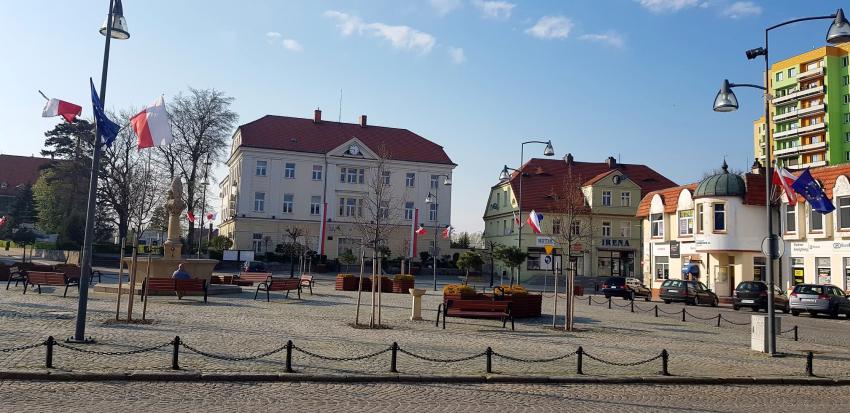 Plac Wolności w Bielawie. W tle budynek urzędu oraz inne budynki