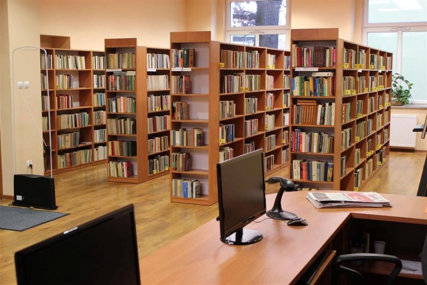 Biblioteka: stanowiska z komputerami, regały z książkami