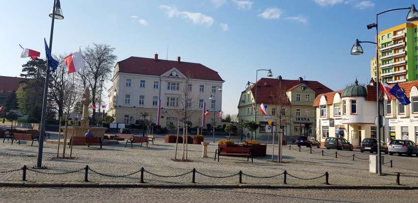 Plac Wolności. W tle budynki, w tym budynek Urzędu Miejskiego