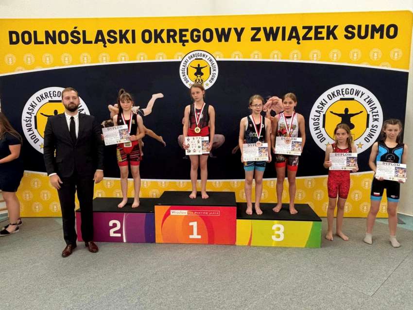 Zawodnicy na podium z medalami i dyplomami