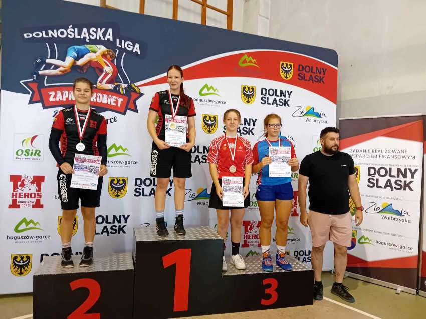 Laureatki na podium z medalami i dyplomami