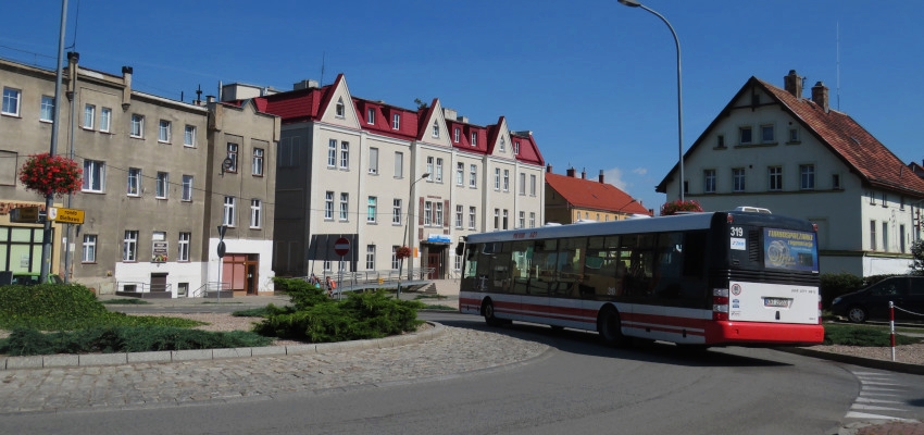 Autobus przejeżdza po rondzie