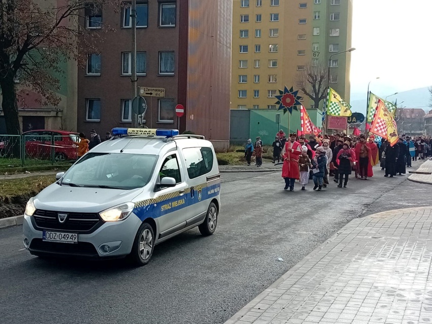 Orszak Trzech Króli idący ulicami Bielawy