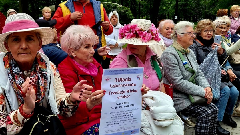 Członkowie Uniwersytetów Trzeciego Wieku podczas jubileuszowych obchodów