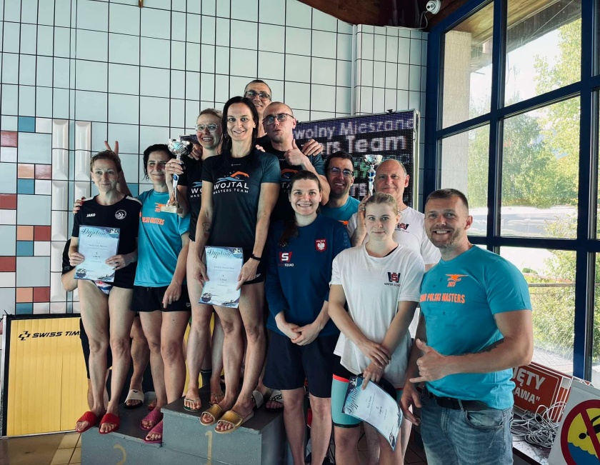 Zwycięskie podium - zawodnicy z pucharami i dyplomami