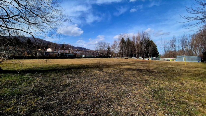 Teren, na którym zostanie wybudowany park do gry w tenisa i padla