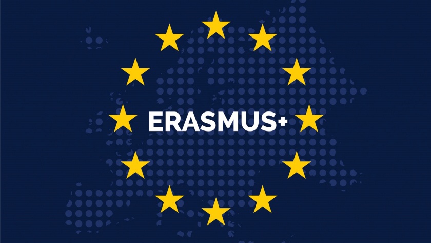 Logo Programu ERASMUS + flaga Unii Europejskiej żółte gwiazdki w obrysie okręgu na niebieskim tle