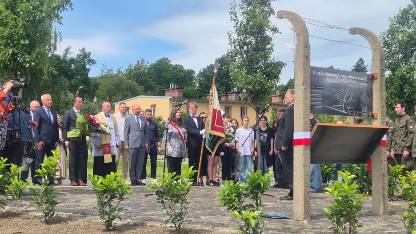uroczystość odsłonięcia pomnika upamiętniającego ofiary filii niemieckiego obozu koncentracyjnego KL Gross-Rosen