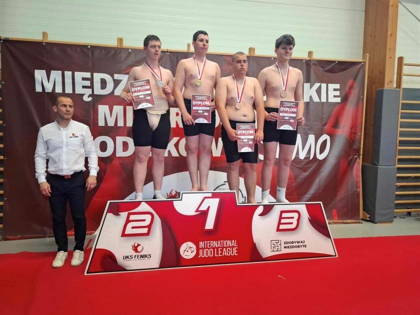 Zawodnicy z medalami na podium