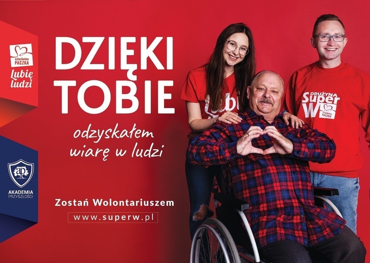 Plakat promujący wolontariat Szlachetnej Paczki. Osoba na wózku z wolontariuszami